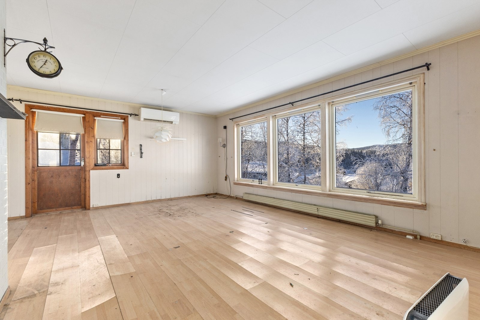 Boligen fremstår som ett renoveringsobjekt etter en vannlekkasje i hovedetasje som har skadet både hovedetasje og underetasje. Galleribilde