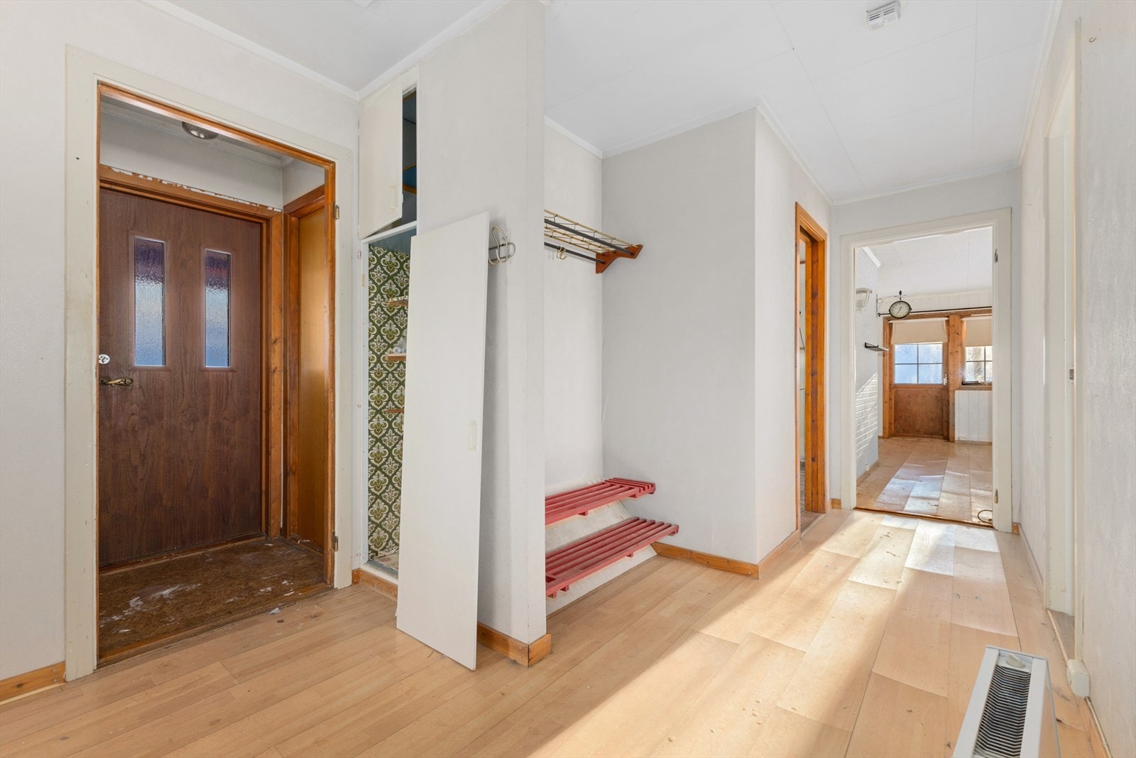 I hovedetasjen er det vindfang, gang, trapperom, 3 soverom. bad, kjøkken og stue. Galleribilde