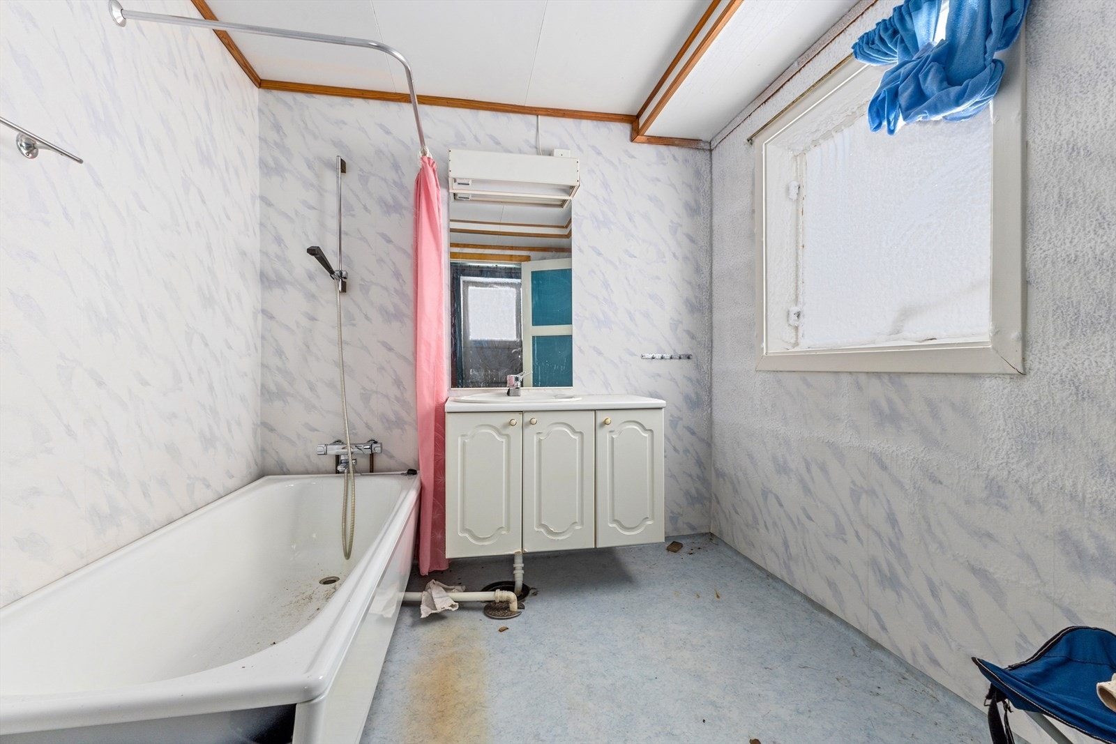 I sokkeletasjen er det gang/inngang, gang, bad, bod, toalettrom, soverom, kjellerstue, bod 2 og fyrrom. Galleribilde