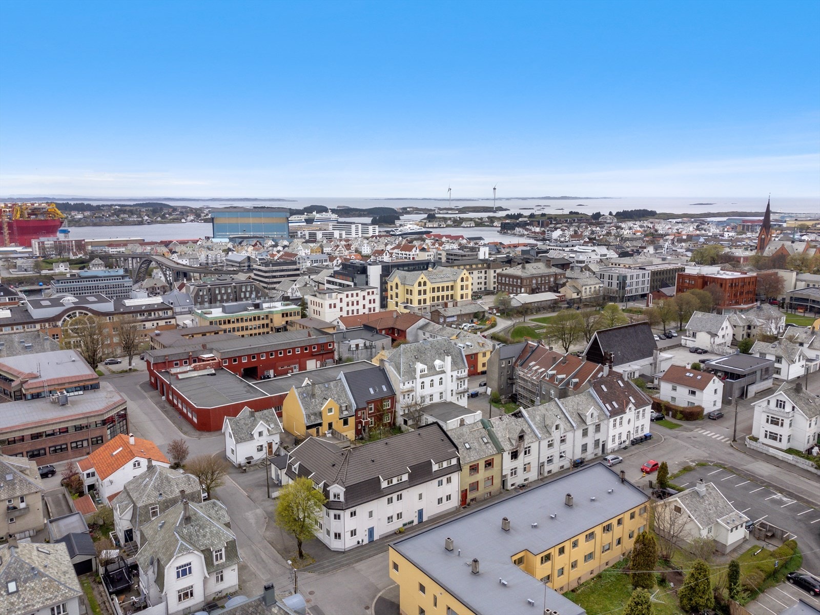 Det medfølger fast garasjeplass i felles garasjeanlegg, samt ekstern bod. Galleribilde