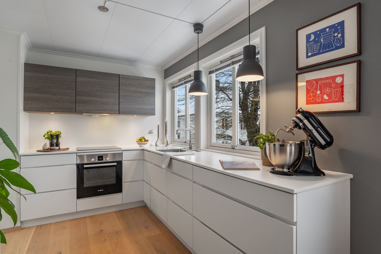 Her er rikelig med skap- og benkeplass for matlaging og oppbevaring. Galleribilde