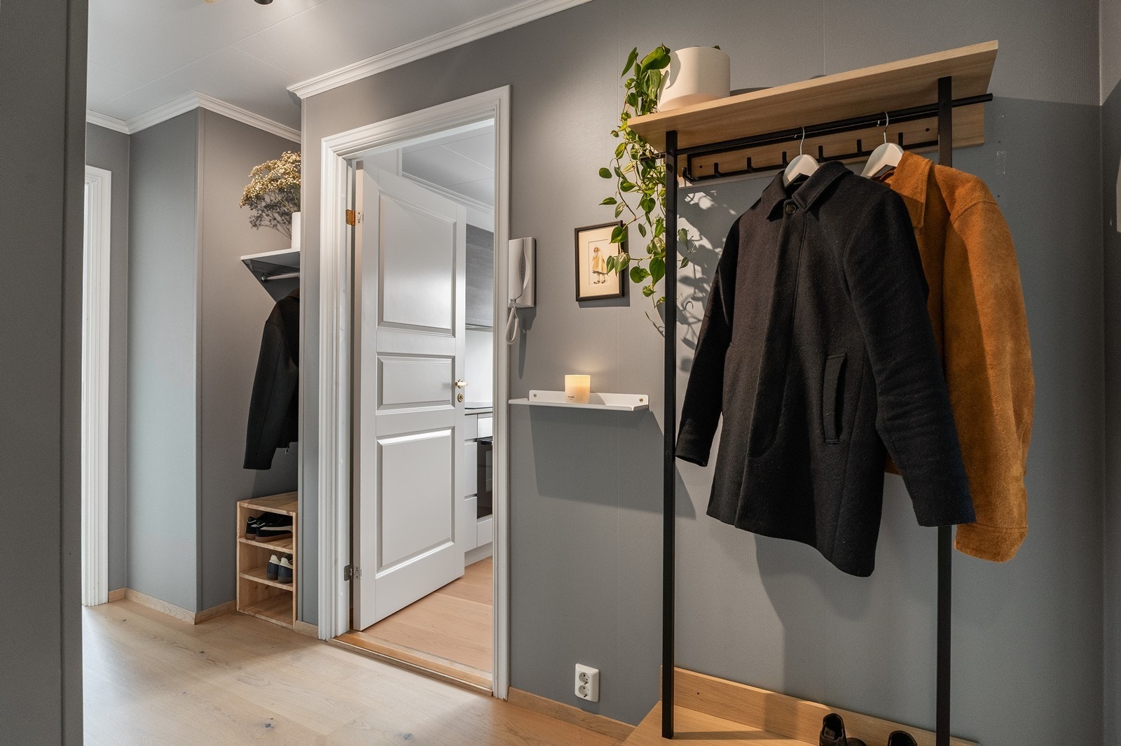 Entrèen er lys og trivelig med god plass til oppbevaring av yttertøy og sko i ønsket oppbevaringsmøblement. Galleribilde