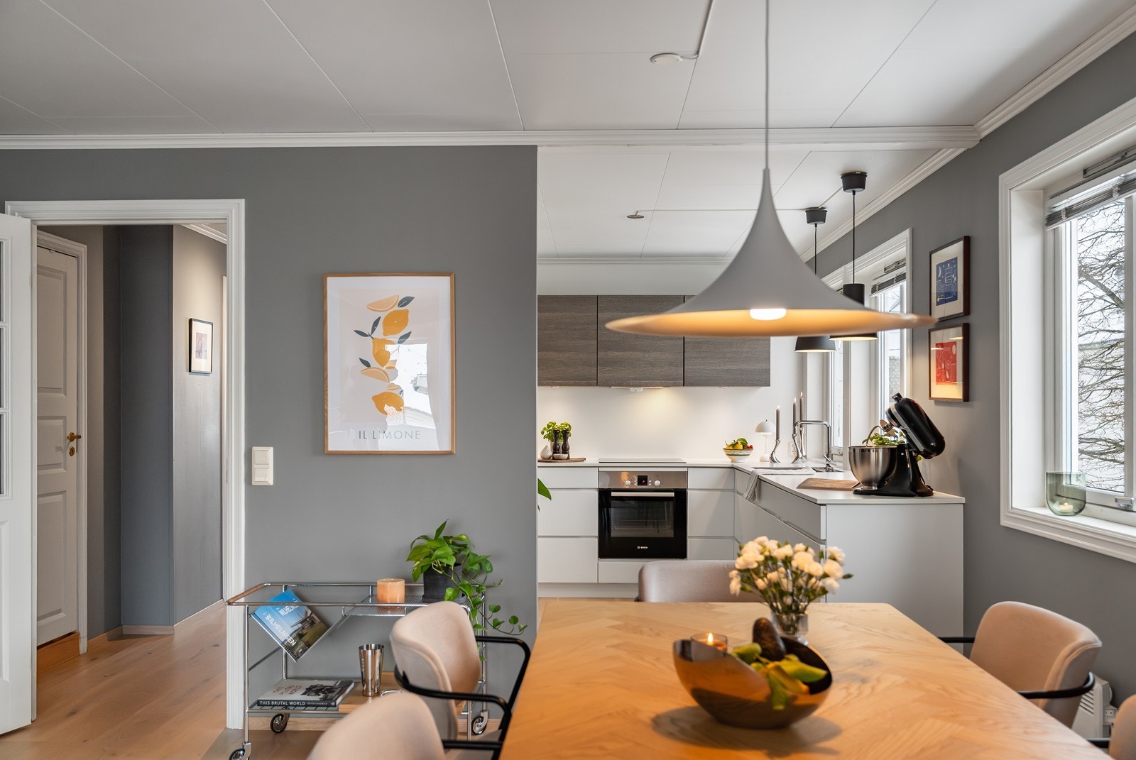 Flott kjøkken med praktisk utforming. Galleribilde