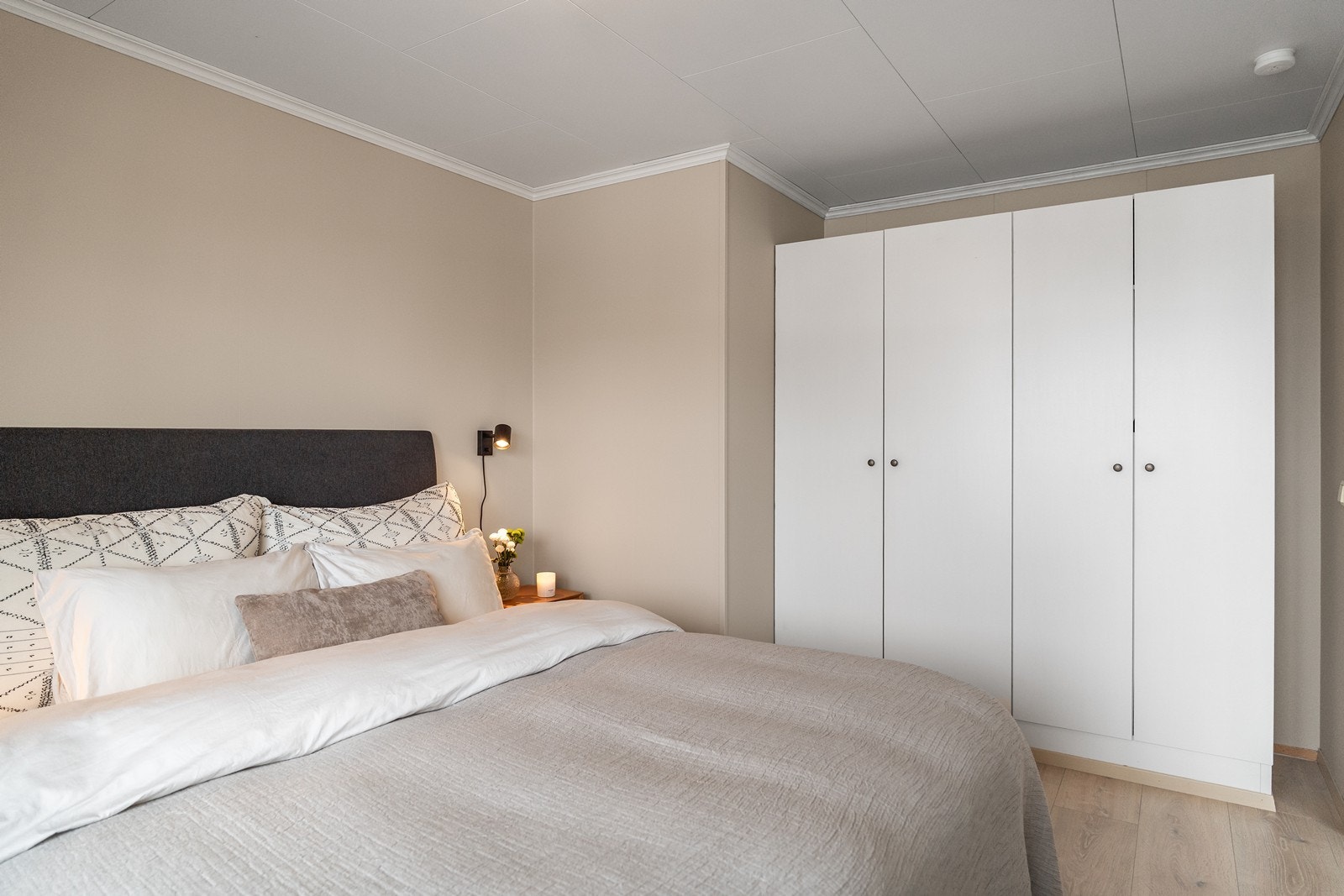 Dette soverommet er utstyrt med store garderobeskap. Galleribilde