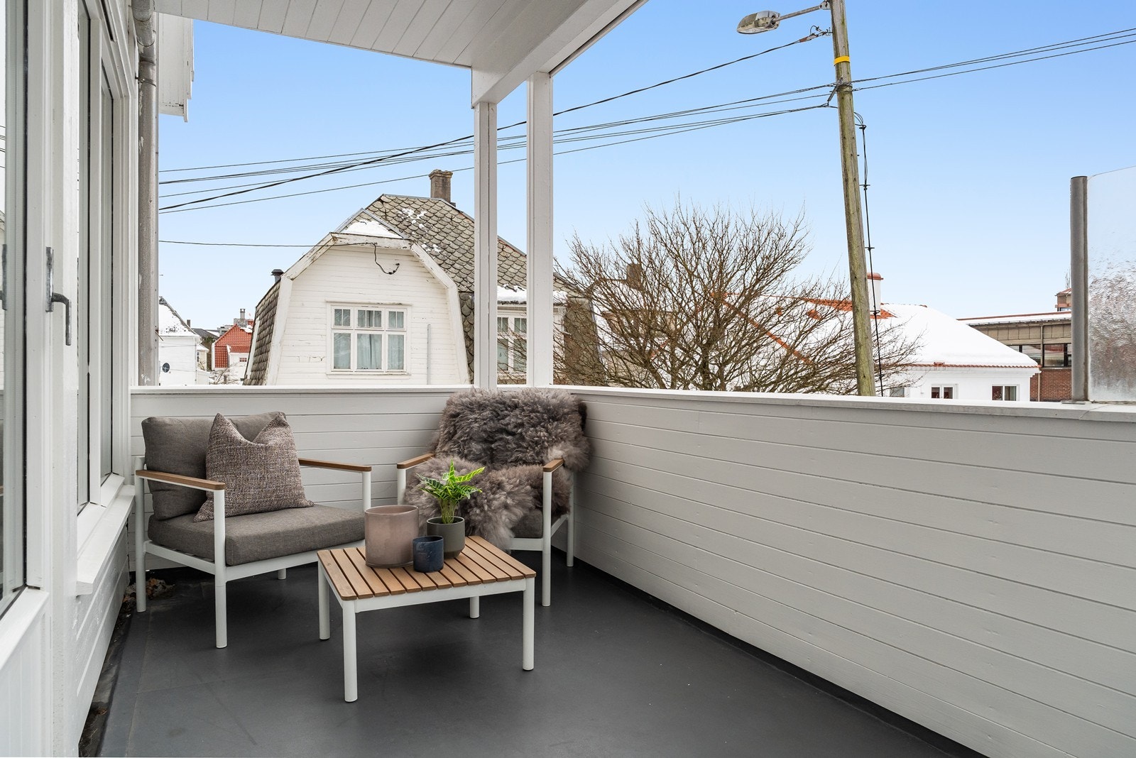 En flott og moderne 3-roms sentrumsleilighet med hjørnebeliggenhet, altan og fast garasjeplass med elbillader. Galleribilde