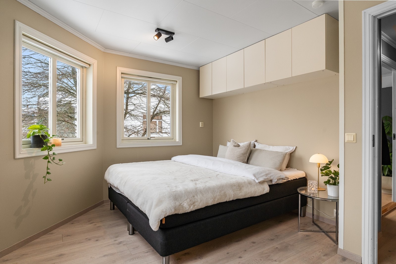 Det er utstyrt med praktiske skap på vegg. Galleribilde