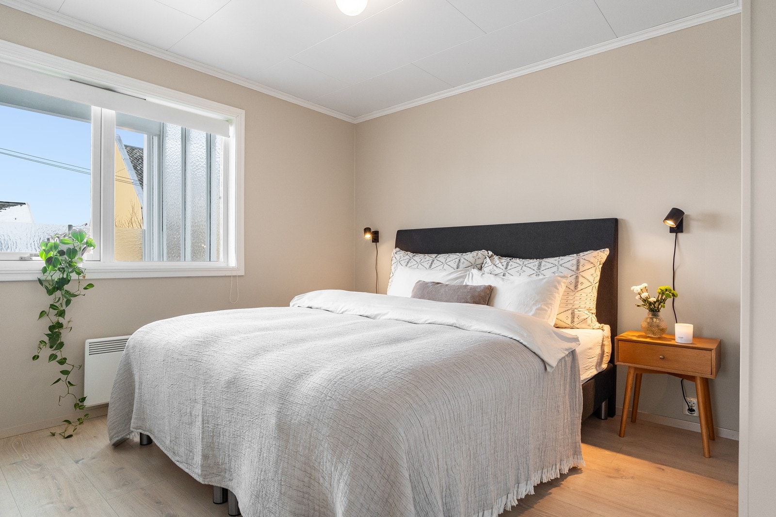 Hovedsoverommet har god plass til møblering av dobbeltseng og nattbord. Galleribilde