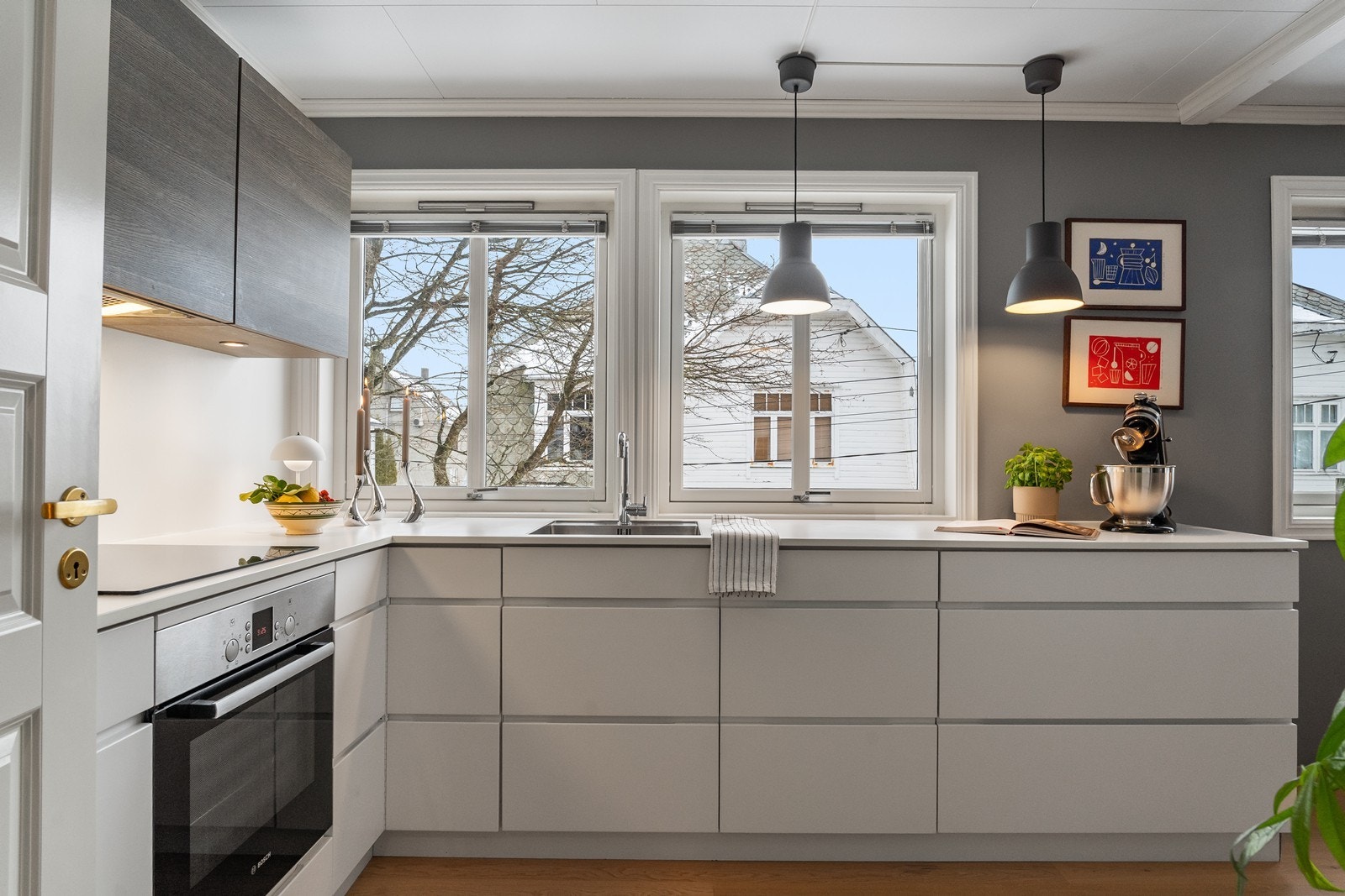 Kjøkkenet er velutstyrt med integrerte hvitevarer som oppvaskmaskin, platetopp og stekeovn. Frittstående kjøleskap. Galleribilde