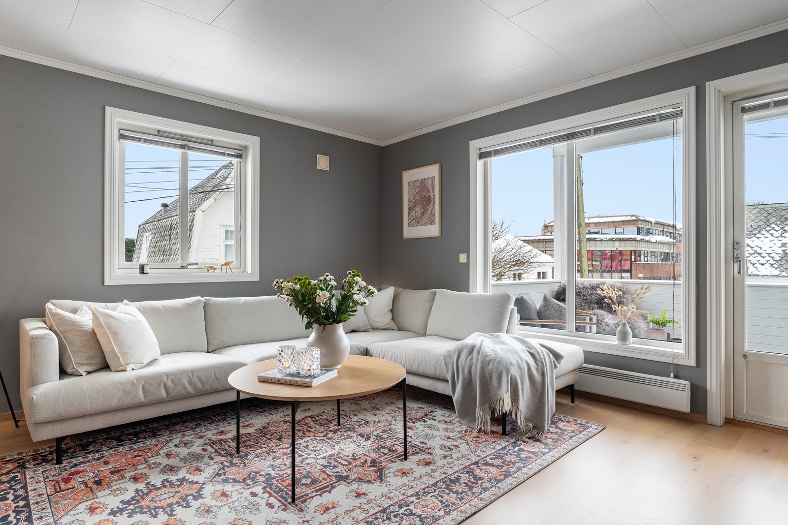 Fra stuen er det utgang til en herlig altan. Galleribilde