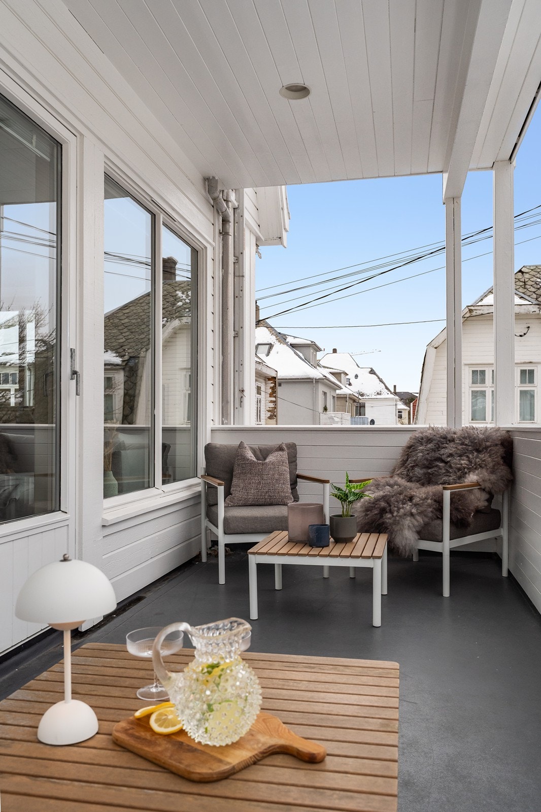 Her er det god plass til møblering av hagemøbler. Galleribilde