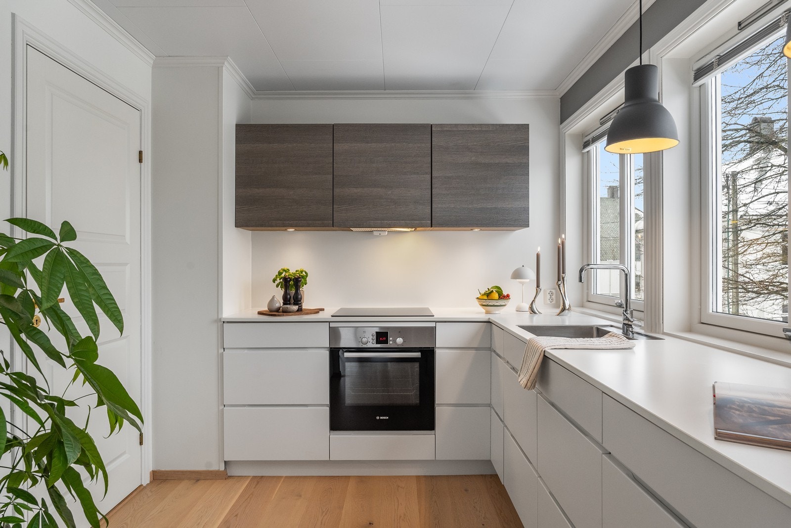 Flott kjøkkeninnredning som er lys og moderne, utført med slette fronter og benkeplate av laminat med nedfelt vask. Galleribilde