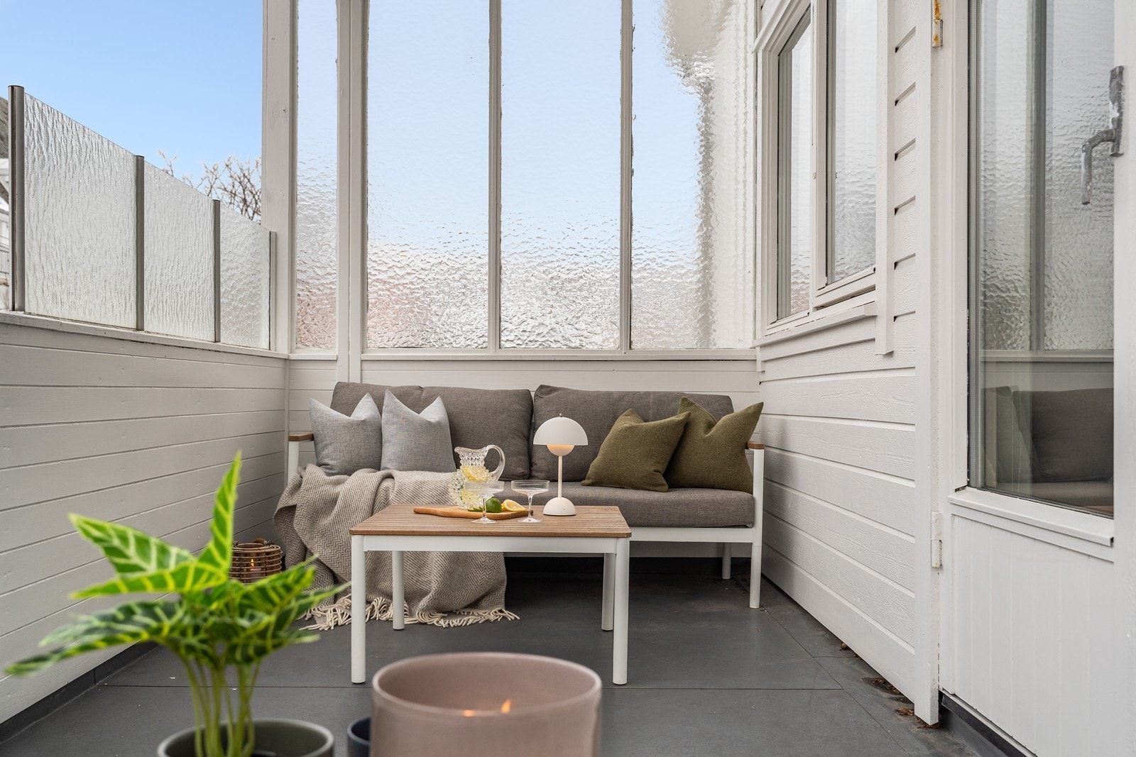 Altanen er overbygget og har skjerming på den ene siden, og kan således nytes selv på grå dager. Galleribilde