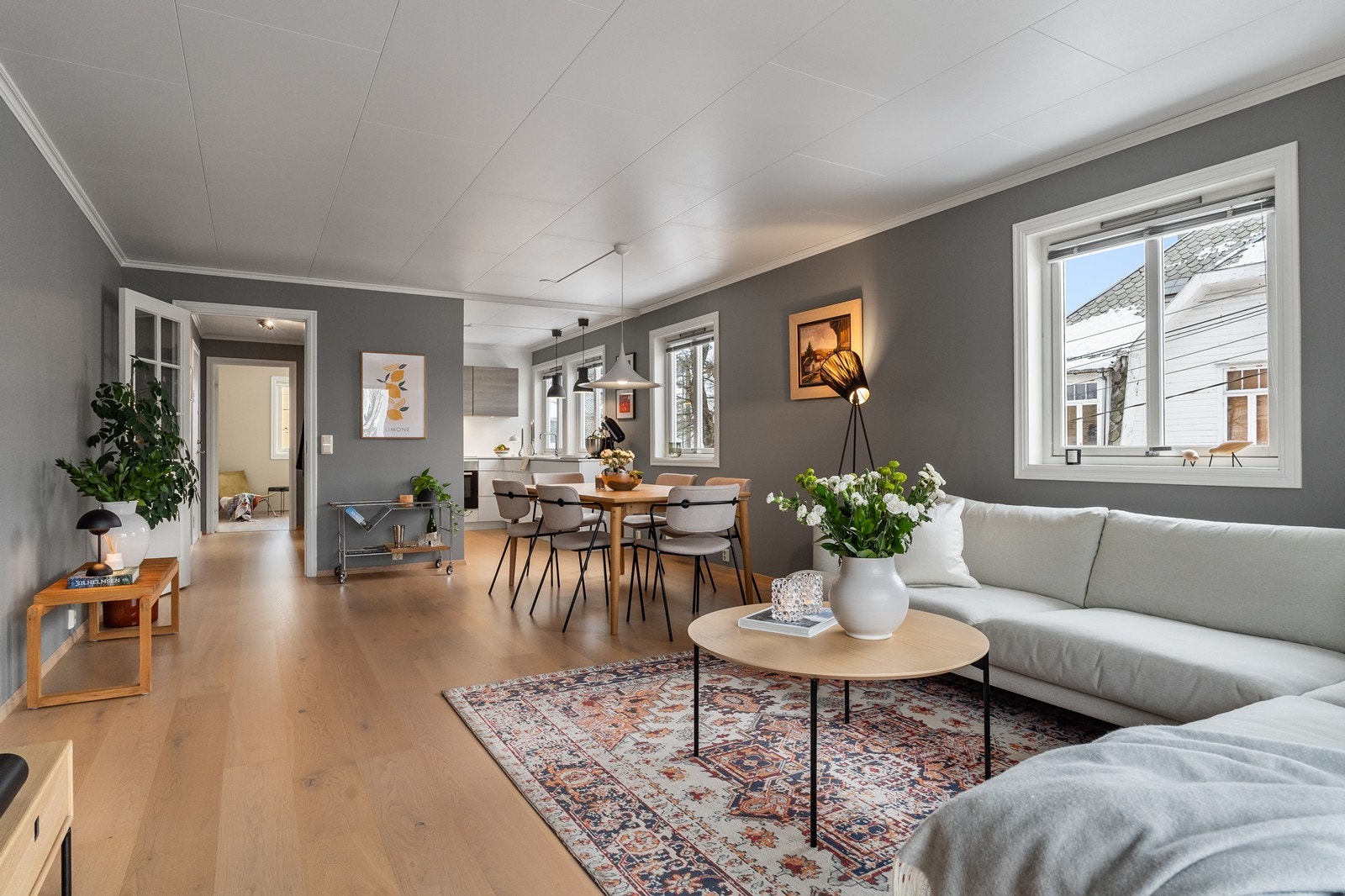 Store vindusflater gir rikelig med lysinnslipp og en luftig atmosfære, i tillegg til flott utsikt utover nærområdet. Galleribilde