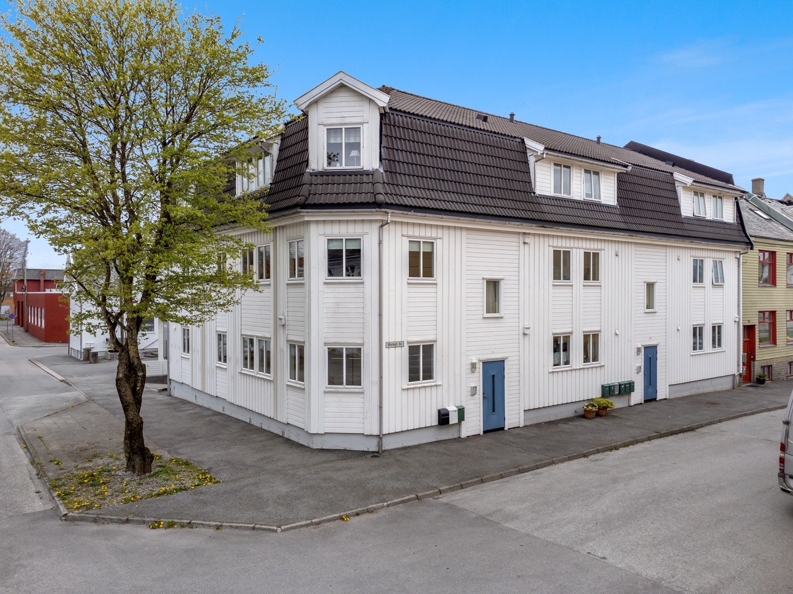 Leiligheten er innholdsrik og har flere flotte, innvendige kvaliteter fra 2018-2020 som gjør at du kan flytte inn og trives i fra første stund! Galleribilde