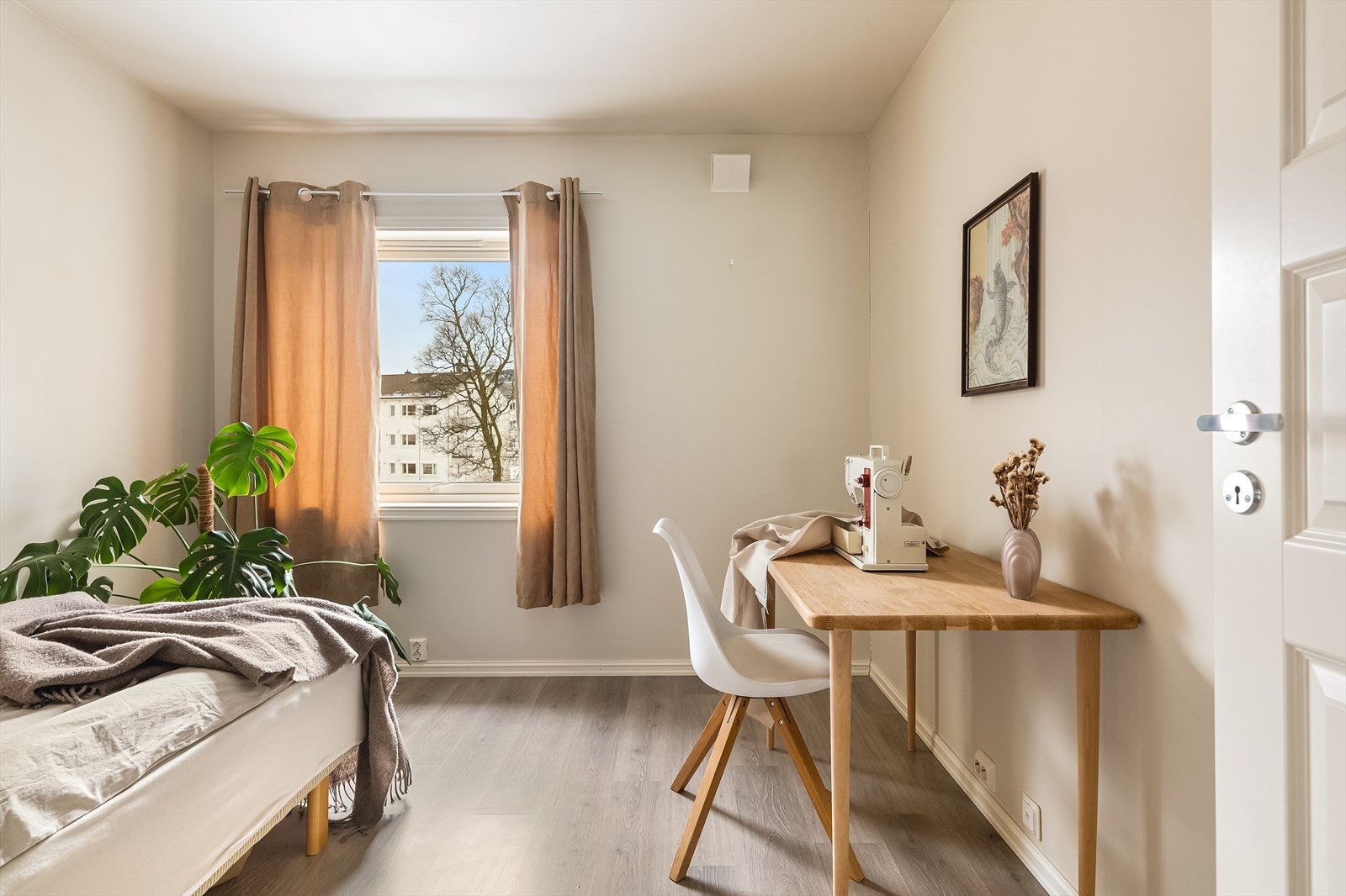 Det er plass til skrivebord og/eller skrivebord for studenten på soverom 2. Galleribilde