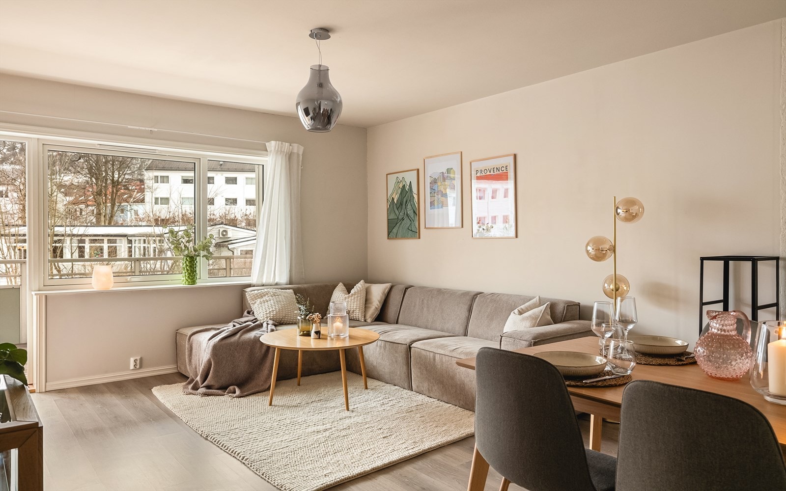 Velkommen til Schweigårds Vei 15 og en aldeles nydelig 3-roms leilighet med perfekt intern beliggenhet, like ved bybanen. Galleribilde