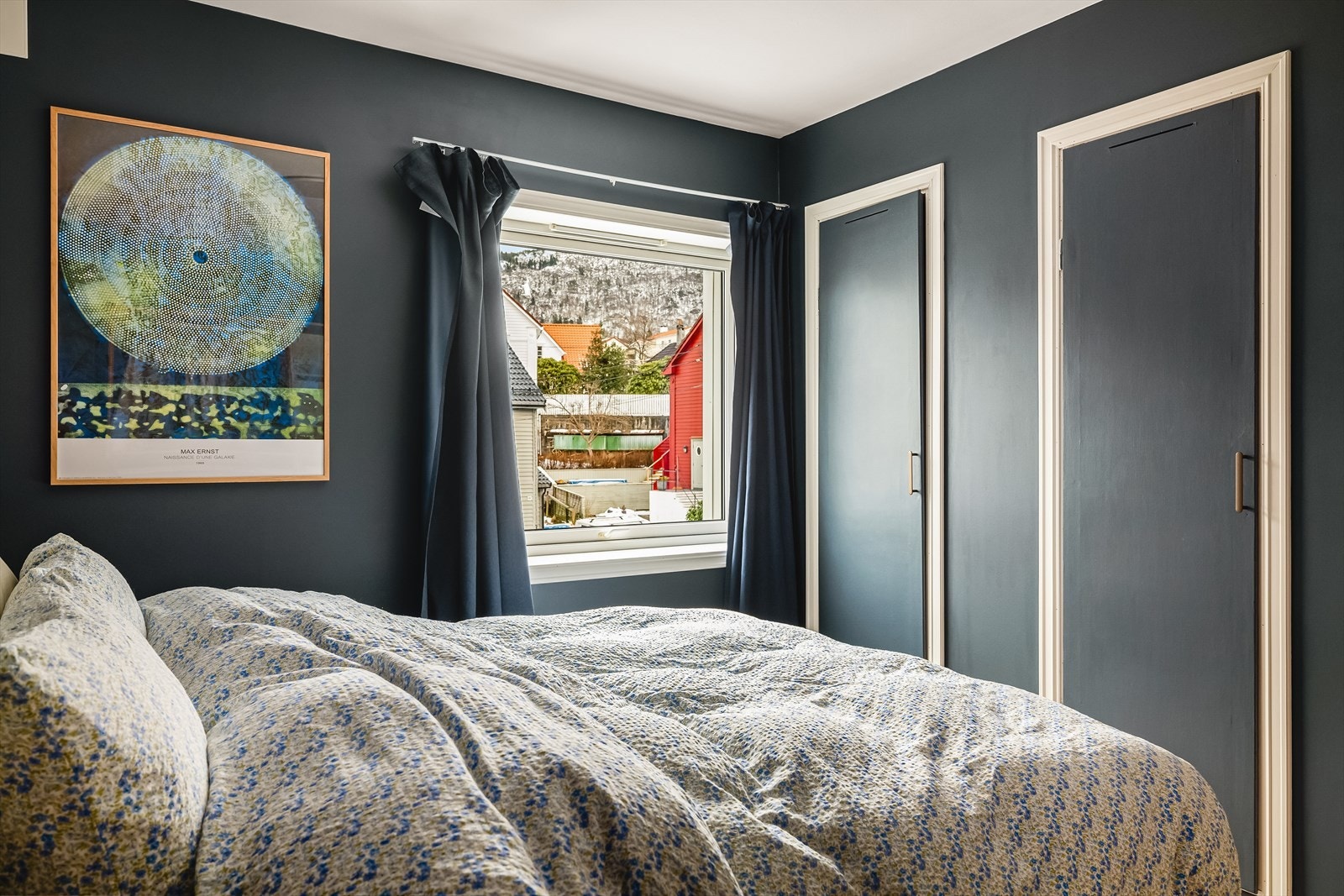 Det er meget god garderobeplass på hovedsoverommet. Den integrerte garderobeløsningen kan romme så mangt. Galleribilde