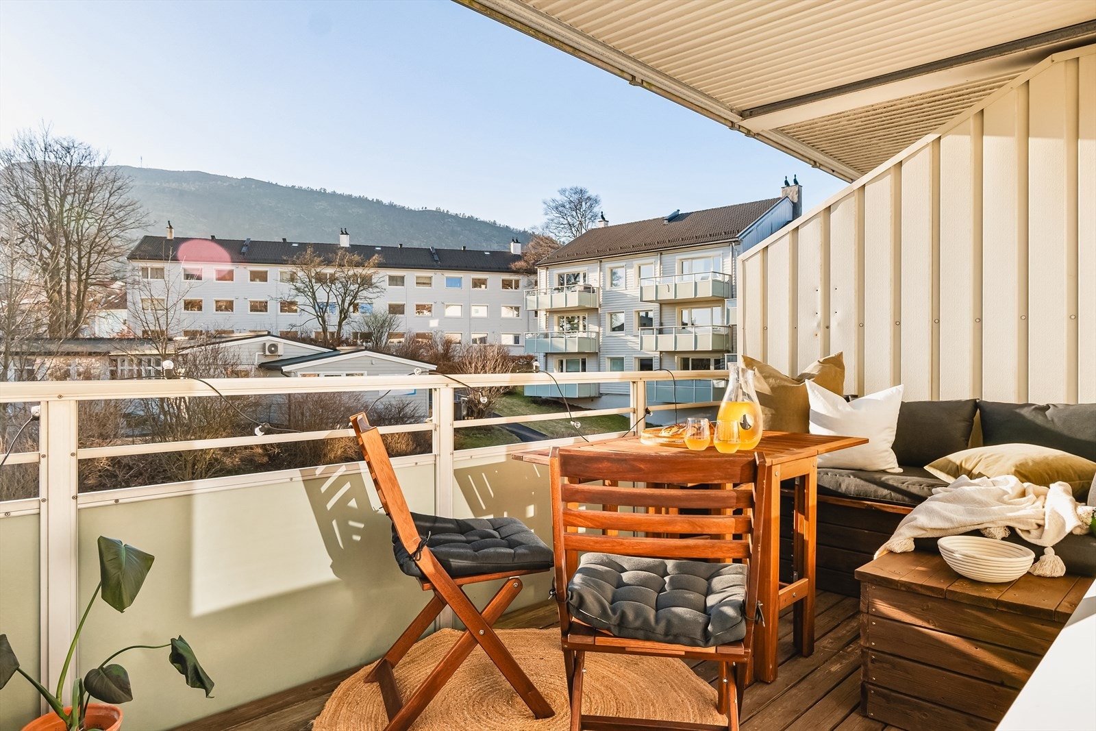 Balkong er en drøm; lun og overbygget, romslig, lett å møblere og vestvendt med meget gode solforhold fra ca. kl. 13 til godt ut på kvelden Galleribilde