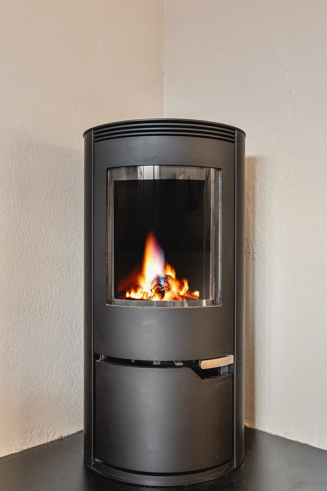 Peisovnen var ny i 2021 - denne varmer godt på kalde høstkvelder og skaper en god atmosfære i boligens oppholdsrom. Galleribilde