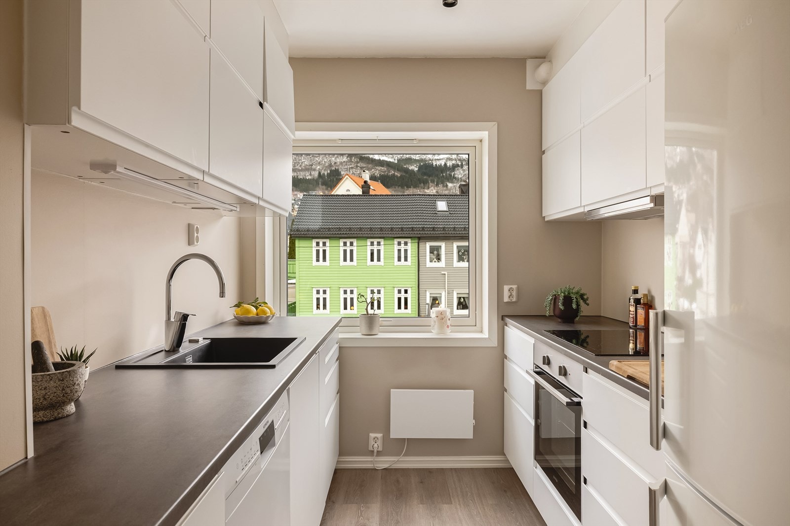 Lekkert kjøkken fra 2022 med godt med både skap-, skuffe- og benkeplass. Galleribilde