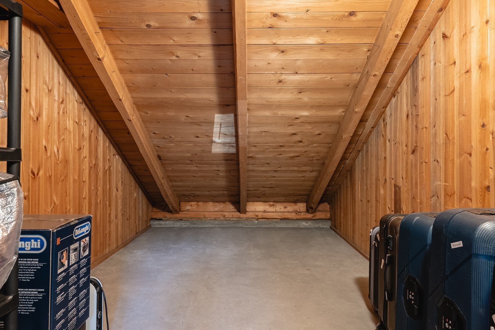 Det er tre romslige boder tilhørende leiligheten. En på loft (avbildet) og 2 i byggets underetasje. Galleribilde