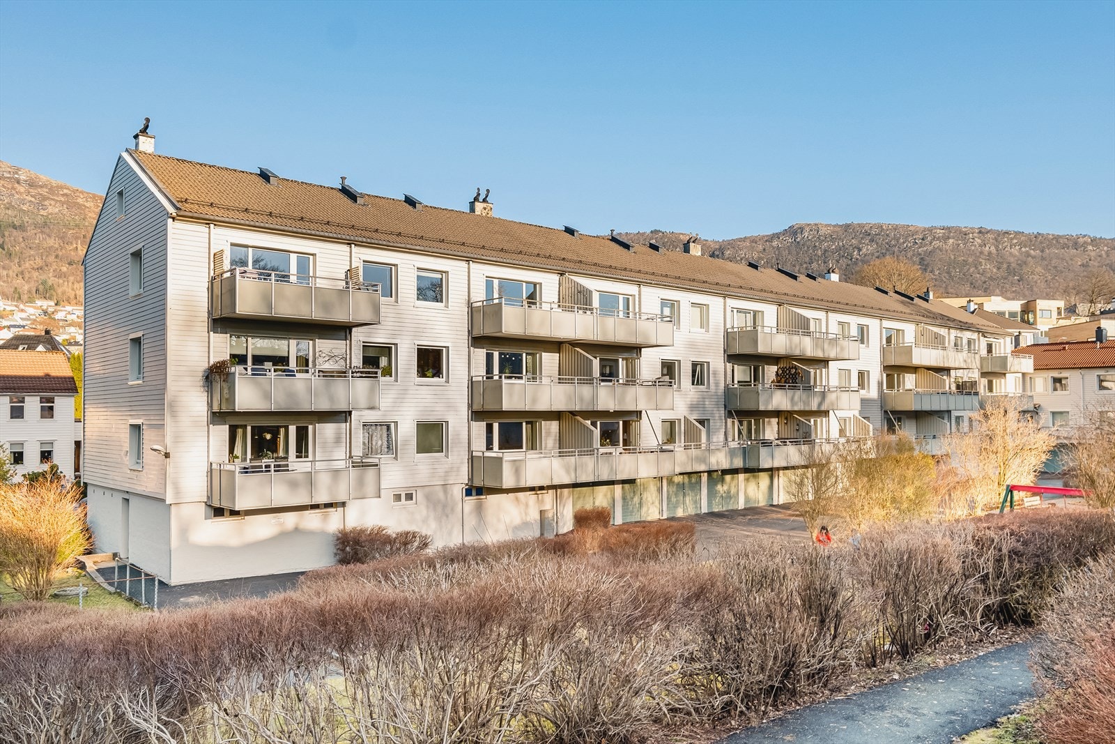 Schweigårds Vei ligger i et ettertraktet område som passer for alle aldersgrupper. Her bor man sentralt til, med nærhet til det aller meste - samtidig tilbaketrukket i rolige omgivelser. Galleribilde