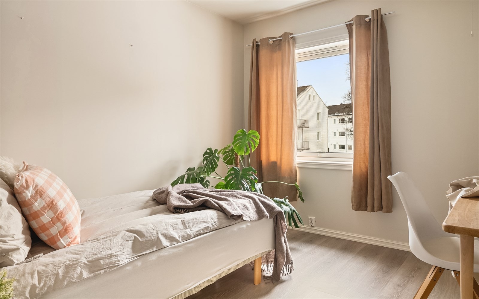 Det er to soverom i leiligheten. Begge er av god størrelse med plass til dobbeltseng. Ypperlig som gjesterom, barnerom eller kanskje til utleie for å begrense egne boutgifter? Galleribilde