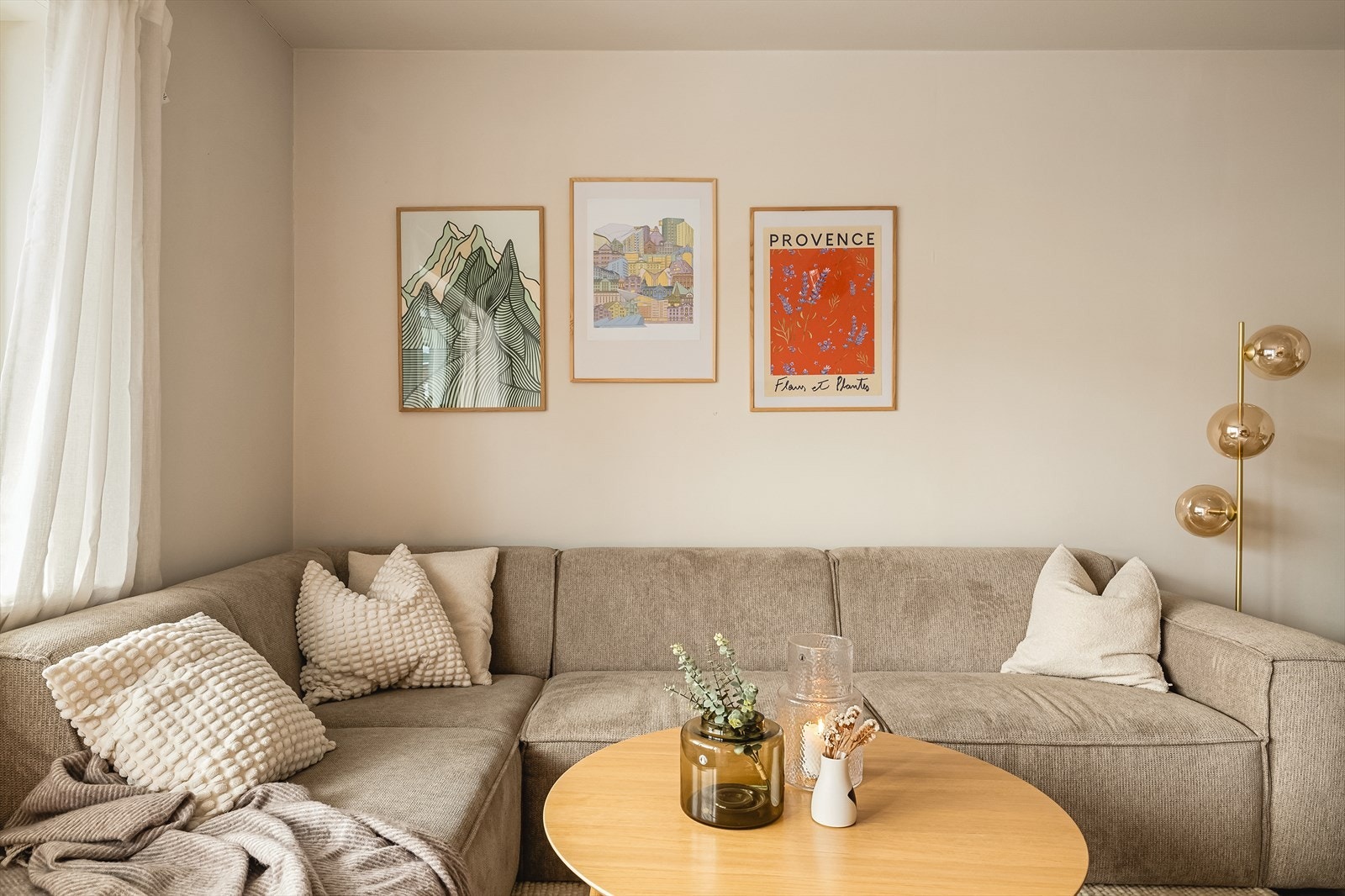 I stuen er det god plass til sofagruppe Galleribilde