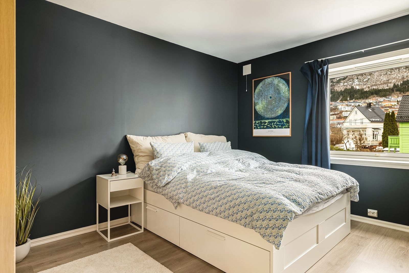 Leilighetens hovedsoverom er av meget generøs størrelse og måler hele 13,5 kvm! Her er god plass til dobbeltseng av ønsket størrelse, med tilhørende nattbord! Galleribilde