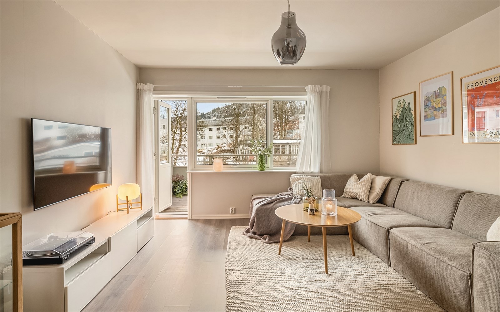 Vi ledes videre inn i leilighetens stue. Her er god plass til flere møbelgrupper, deriblant en romslig sofa. Galleribilde