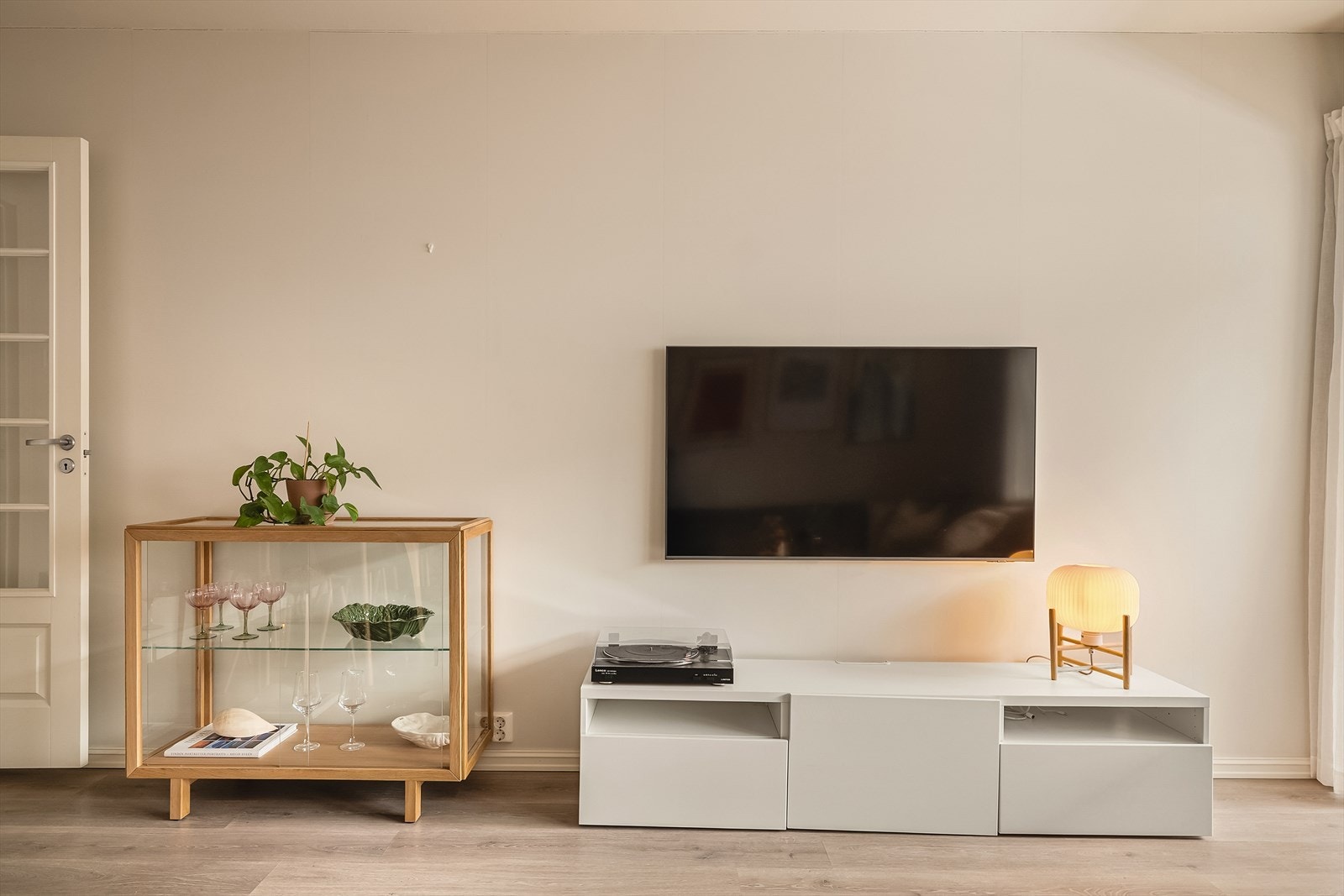 Vegghengt tv og tv-benk. Galleribilde