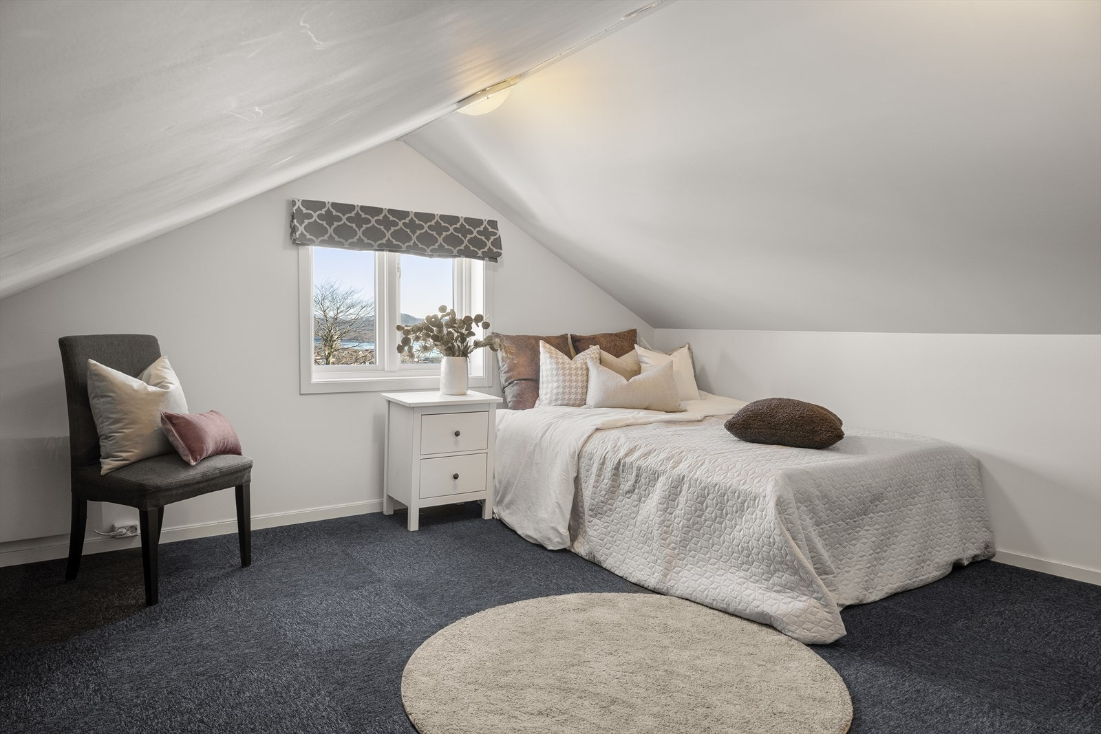 Leiligheten disponerer loftsrom med egen inngang (ikke godkjent for varig opphold). NB! Deler av arealet i rommet er i seksjoneringen avsatt til fellesareal. Galleribilde