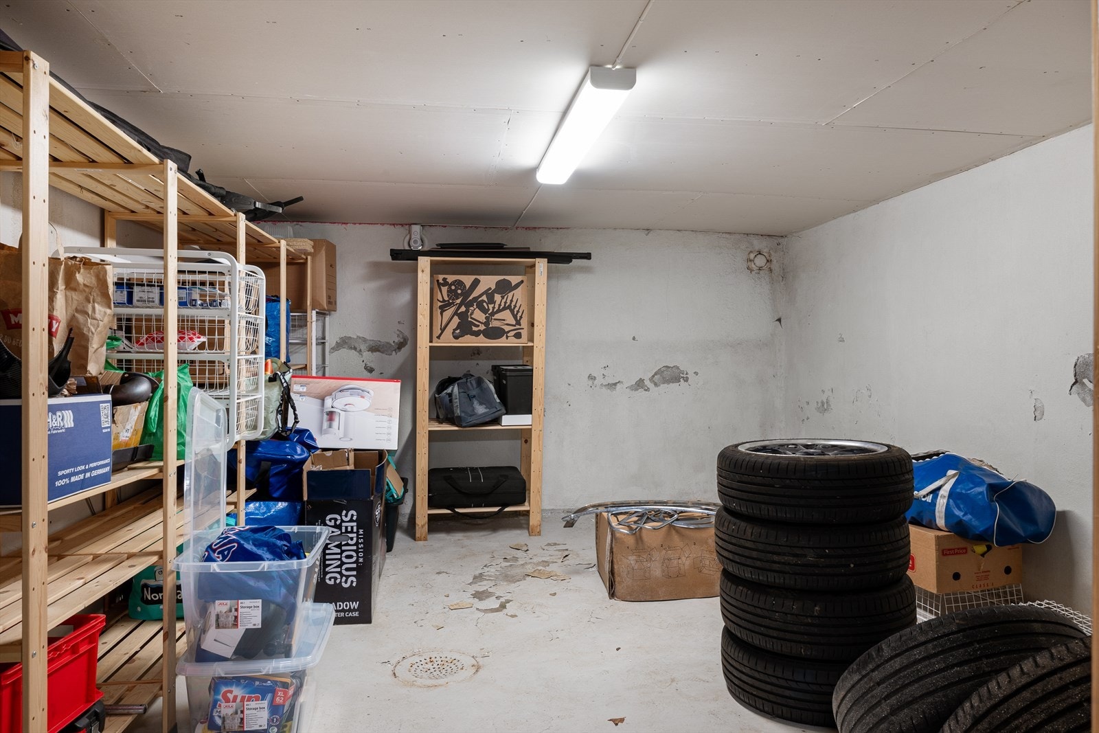 Leiligheten disponerer en stor bod i kjelleren som gir rikelig med oppbevaringsplass. Galleribilde