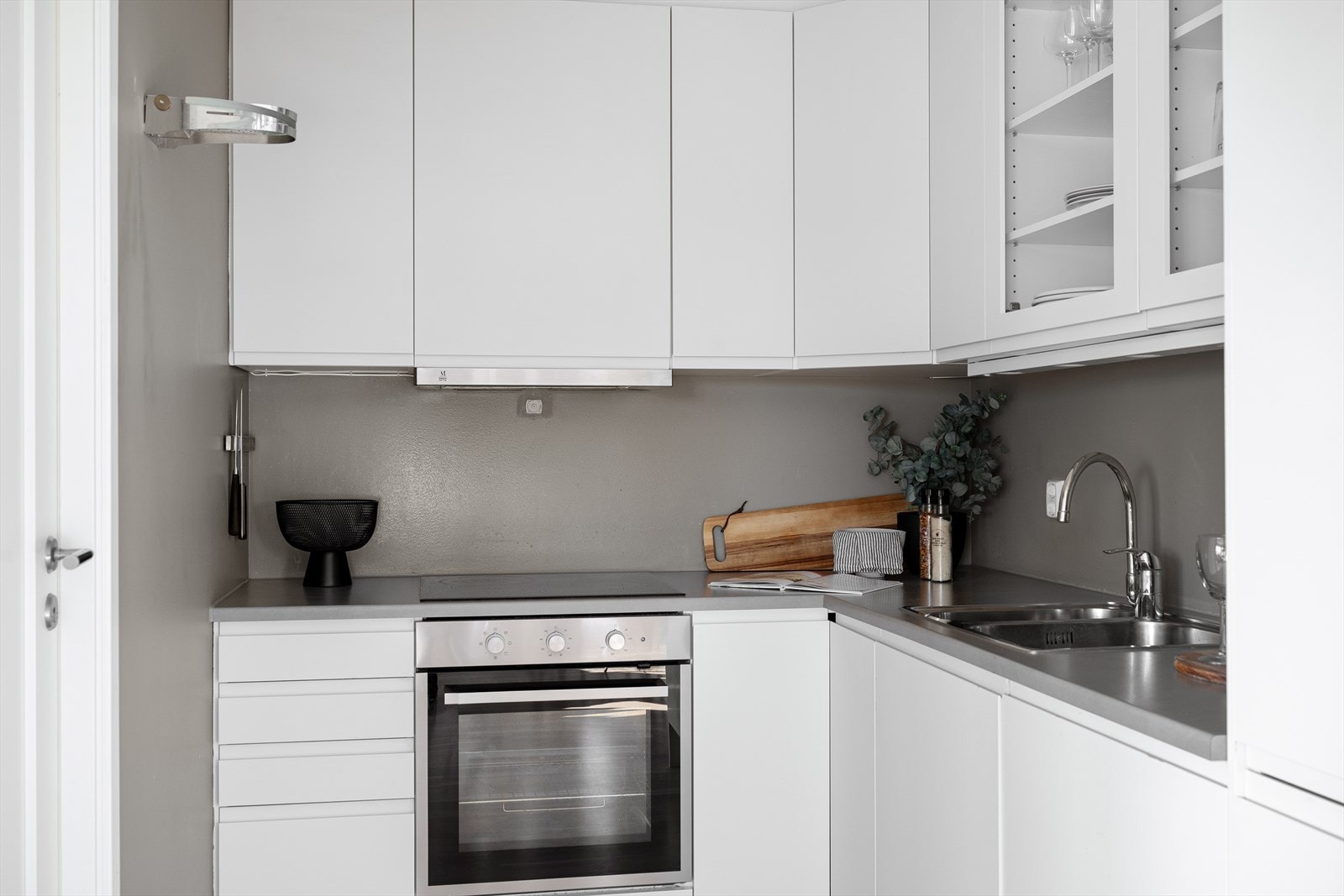 Det inneholder integrert platetopp, stekeovn, oppvaskmaskin og kombiskap. Galleribilde