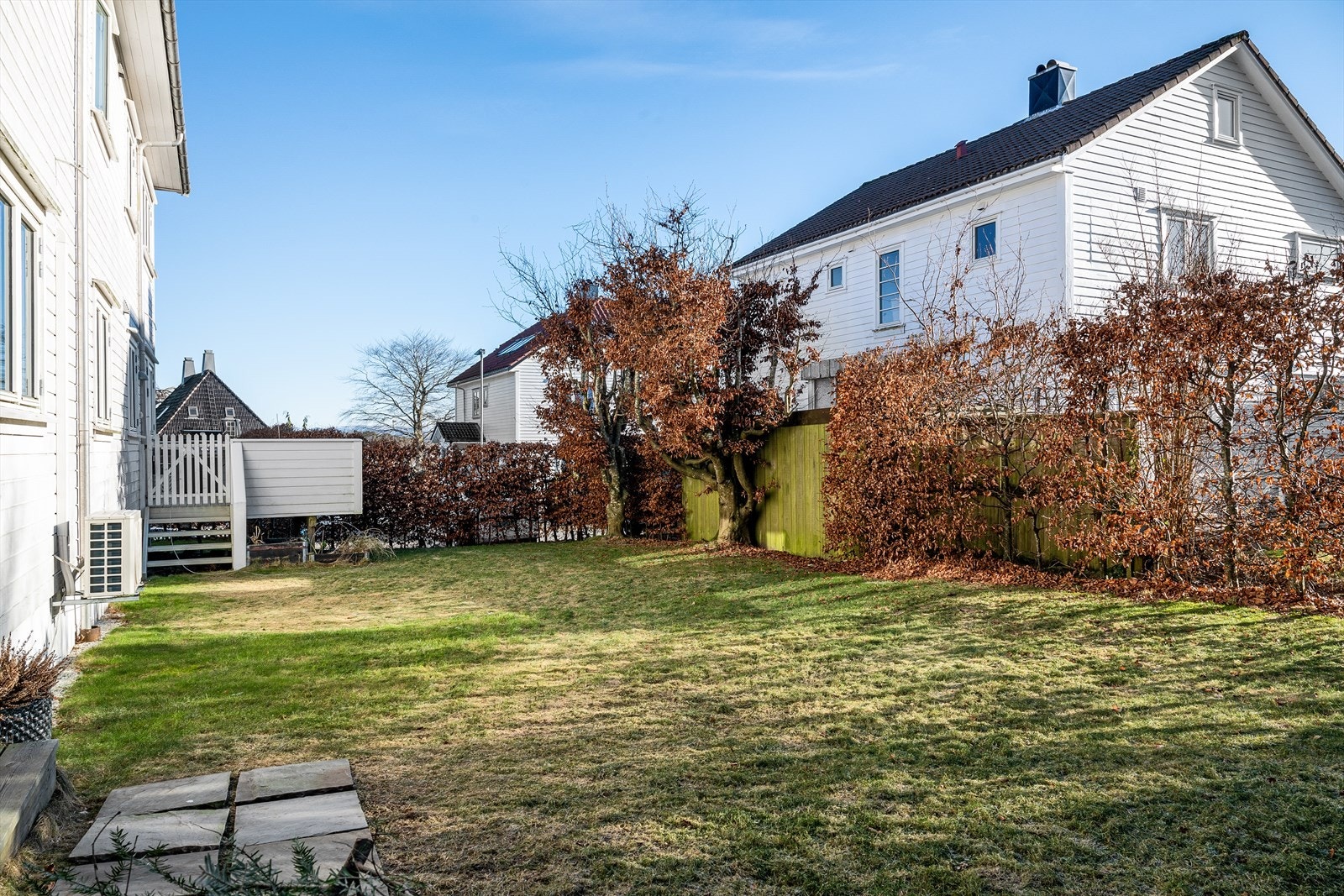 Flott felles hage med gressplen og skjermende hekk. Galleribilde