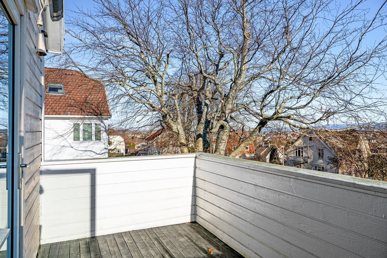 Fra stue og soverom er det utgang til en kjekk østvendt balkong med plass til utemøbler og grill. Galleribilde