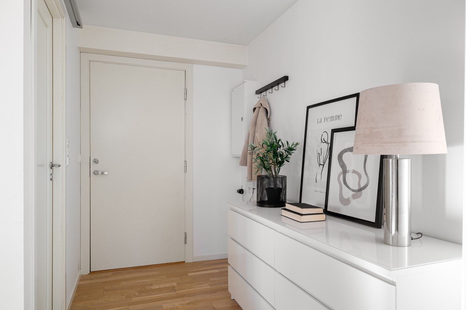 Entré med plass til å henge fra seg. Galleribilde