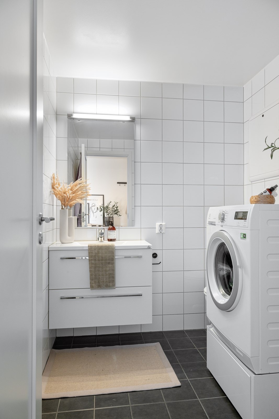 Flott helfliset bad fra 13/14. Her er det flislagte vegger og gulv, med elektrisk gulvvarme. Galleribilde