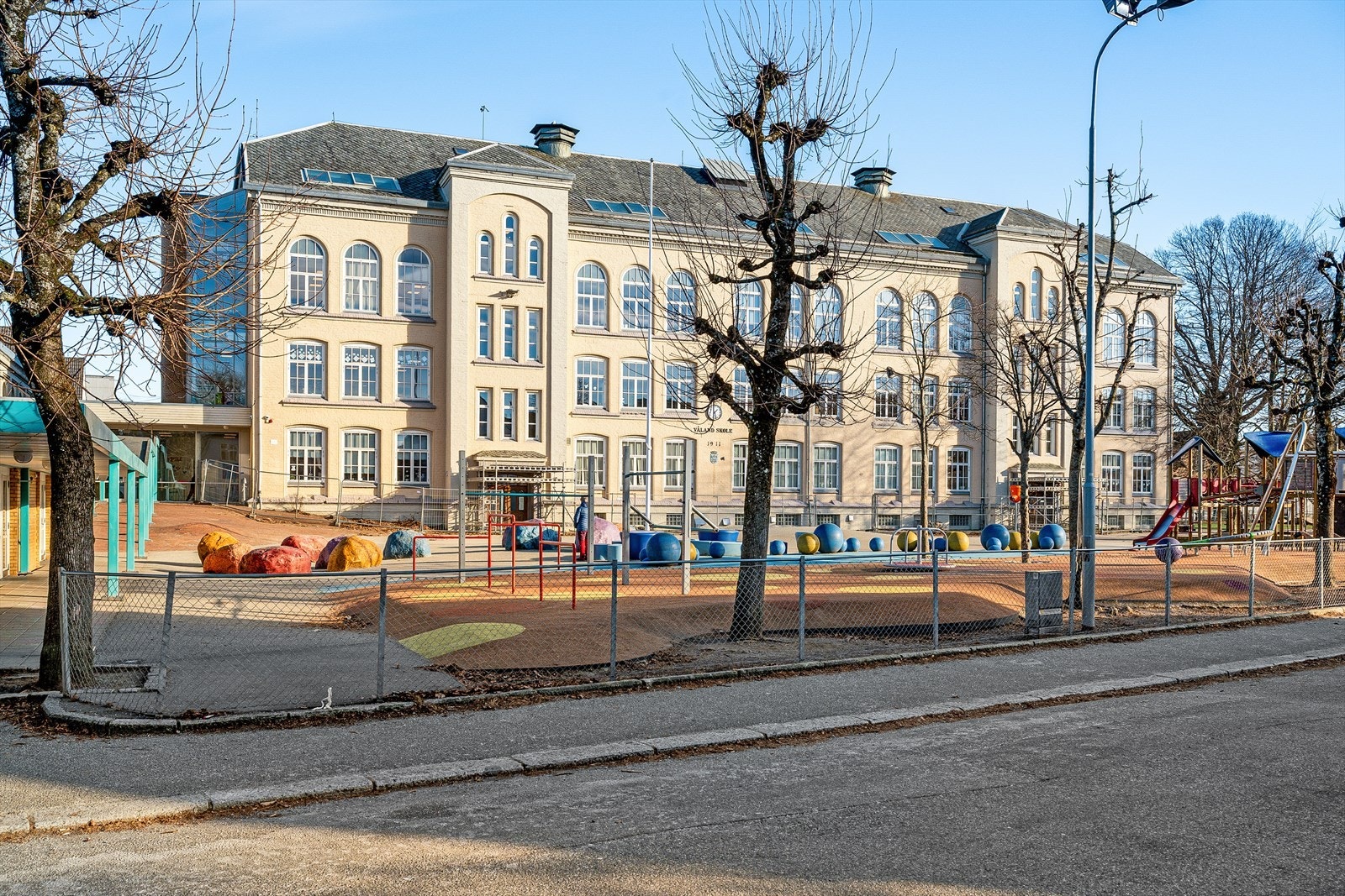 Våland skole ligger kun ca. 10 minutter gange fra boligen. Galleribilde