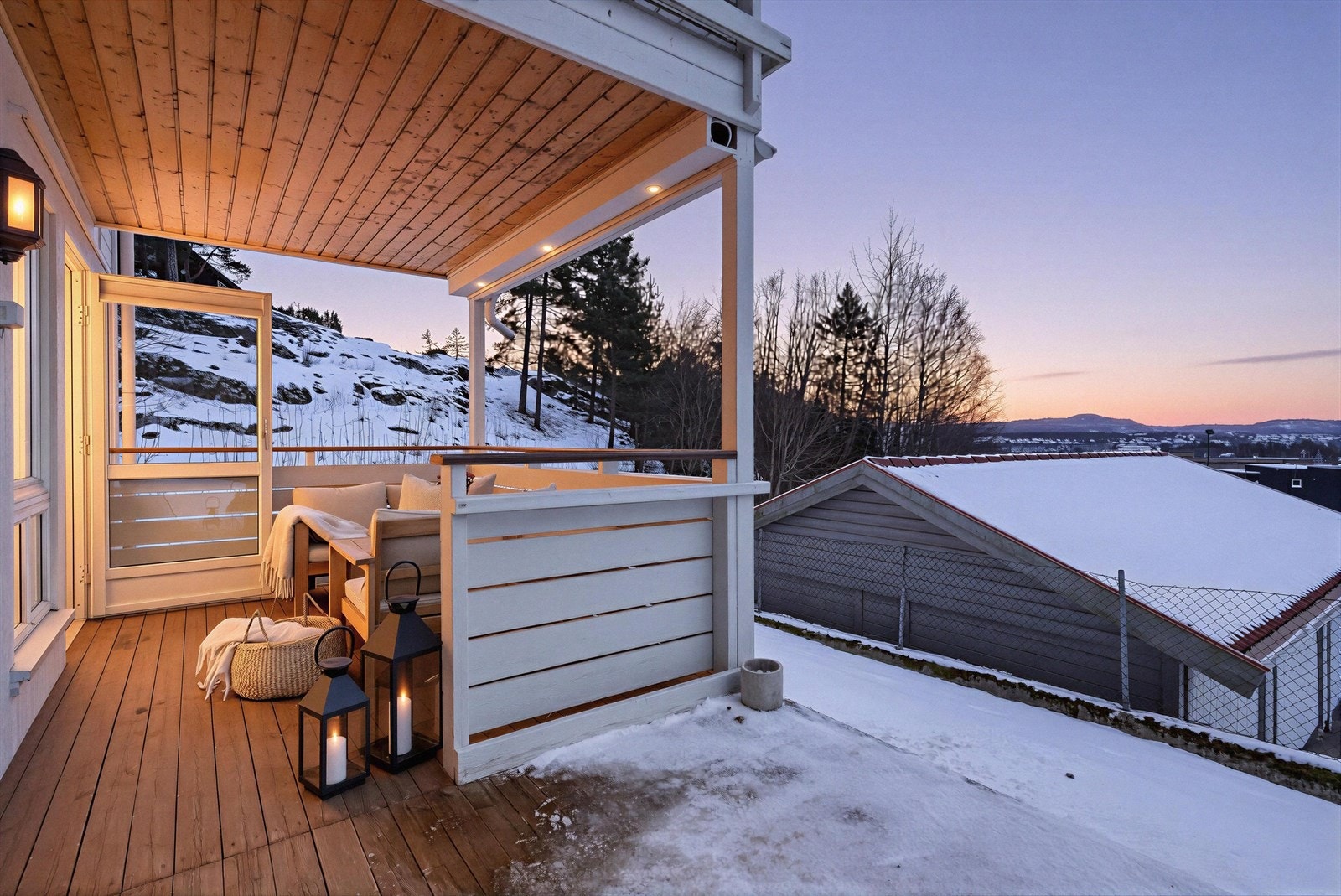 Terrassen ligger usjenert til, med fin plass til utemøbler. Spotter i front av overbygget del, som gir uteplassen fin belysning om kvelden. Bildet er redigert for å fremheve stemningen på kveldstid. Faktiske lysforhold kan variere. Galleribilde