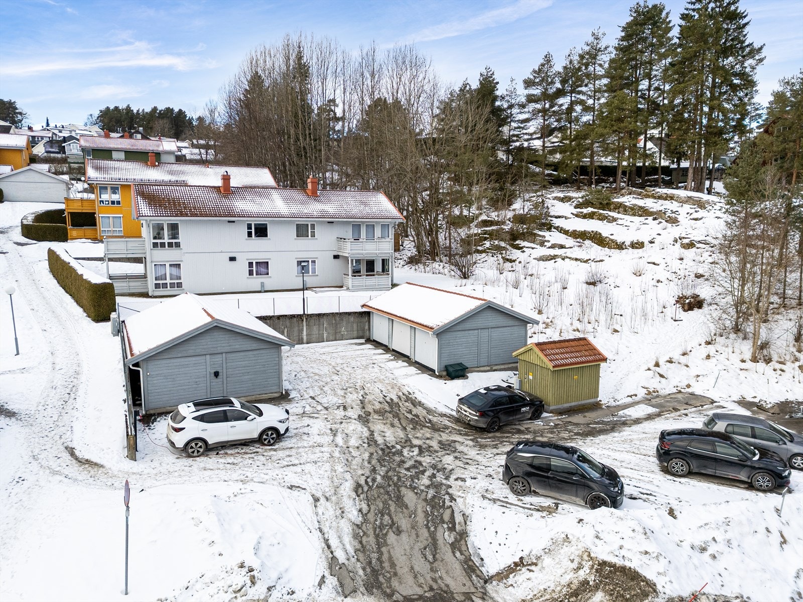 Leiligheten disponerer egen bod ved inngangspartiet og egen, merket biloppstillingsplass i borettslaget. Borettslaget har ladepunkt for elbiler. Galleribilde