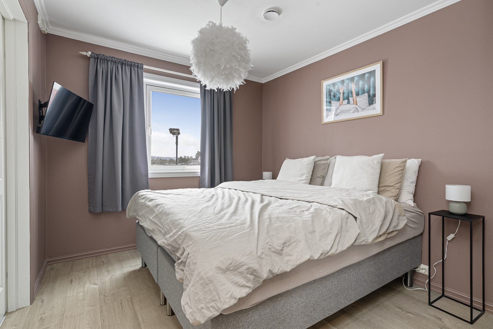 Pent og romslig soverom som fint kan innredes med ønsket soveromsmøblement. Leiligheten har balansert ventilasjon og sentralstøvsuger. Galleribilde