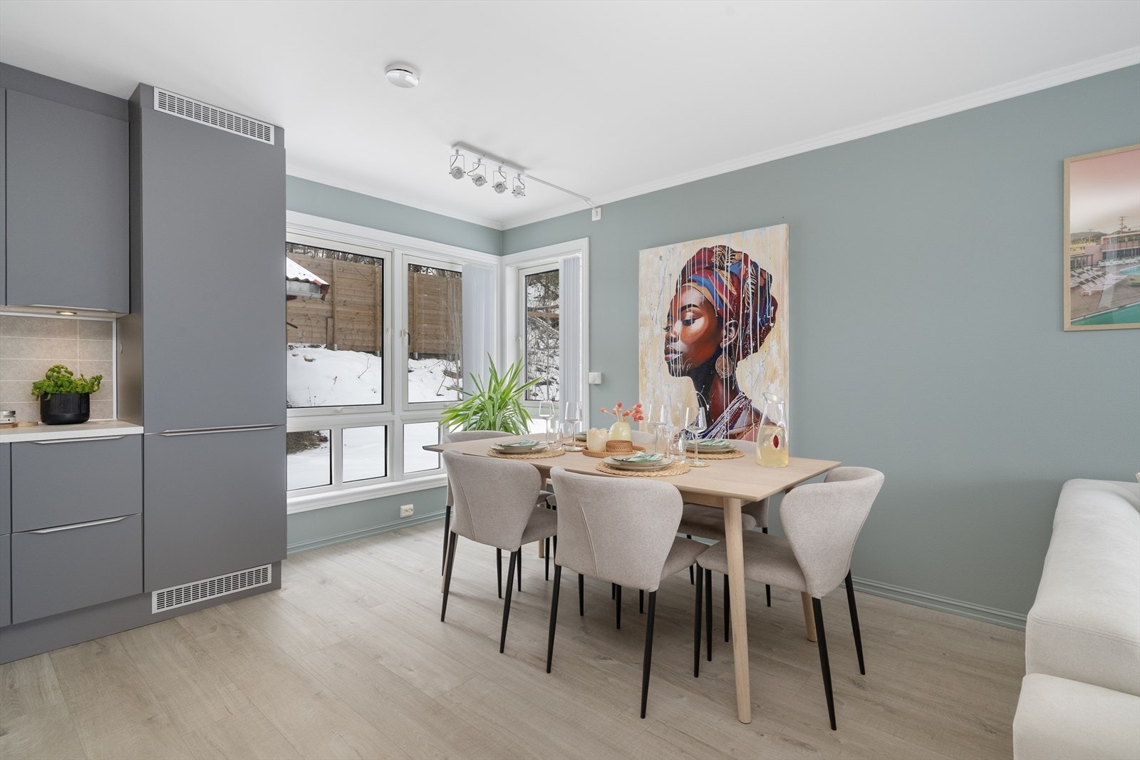 Vinduene slipper inn rikelig med naturlig lys og skaper en gjennomlys stue. Innvendig er det montert solskjerming i form av lameller. Galleribilde