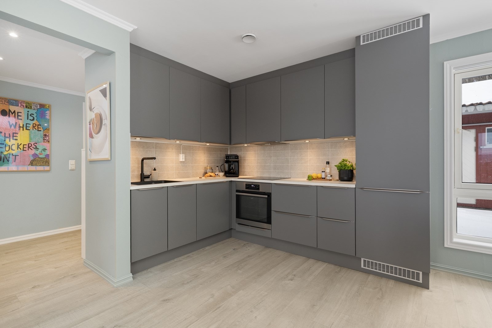 Nyere, takhøy kjøkkeninnredning type Designa fra 2020. Innredningen har integrerte hvitevarer og tidløse, glatte fronter med profilhåndtak. Galleribilde