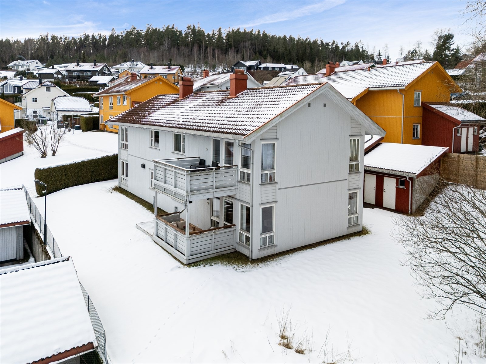 Området er sentralt med nærhet til Sykehuset Telemark og Herkules kjøpesenter, samt kort vei til Skien Fritidspark og sentrum med ytterligere servicefunksjoner. Galleribilde