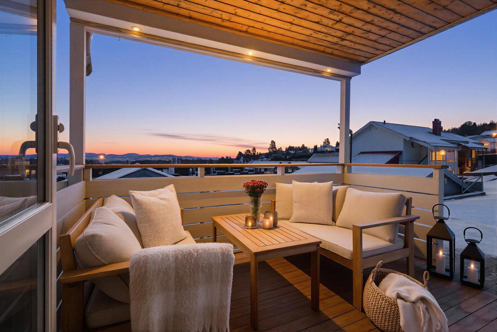 Leiligheten ligger fint til i 1. etasje med enkel adkomst og delvis overbygget terrasse mot sydøst. Fine solforhold og flott utsikt! Bildet er redigert for å fremheve stemningen på kveldstid. Faktiske lysforhold kan variere. Galleribilde