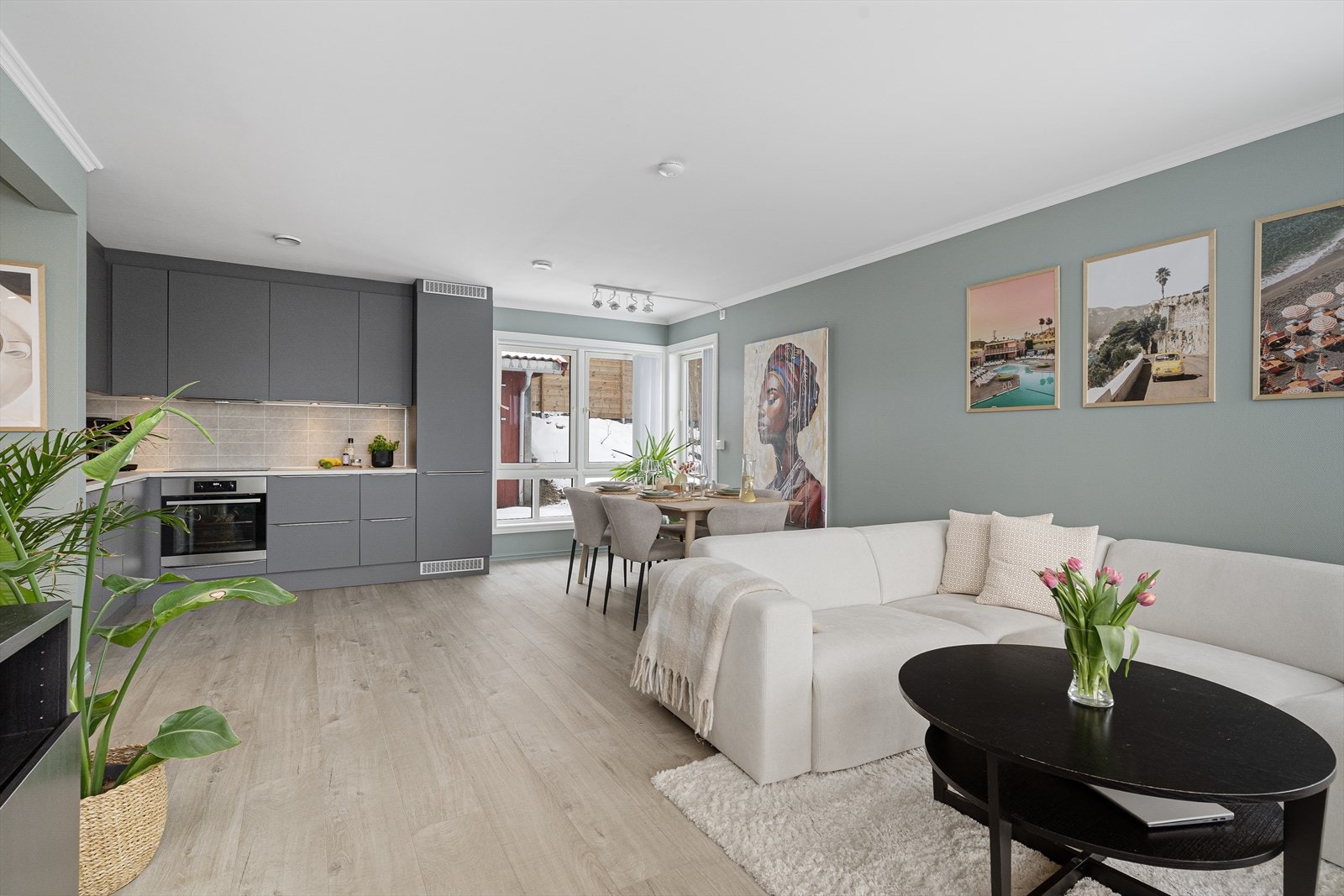 Romløsningen gir fin plass til sofagruppe og mulighet for spisestue i fin tilknytning til kjøkkenet. Galleribilde