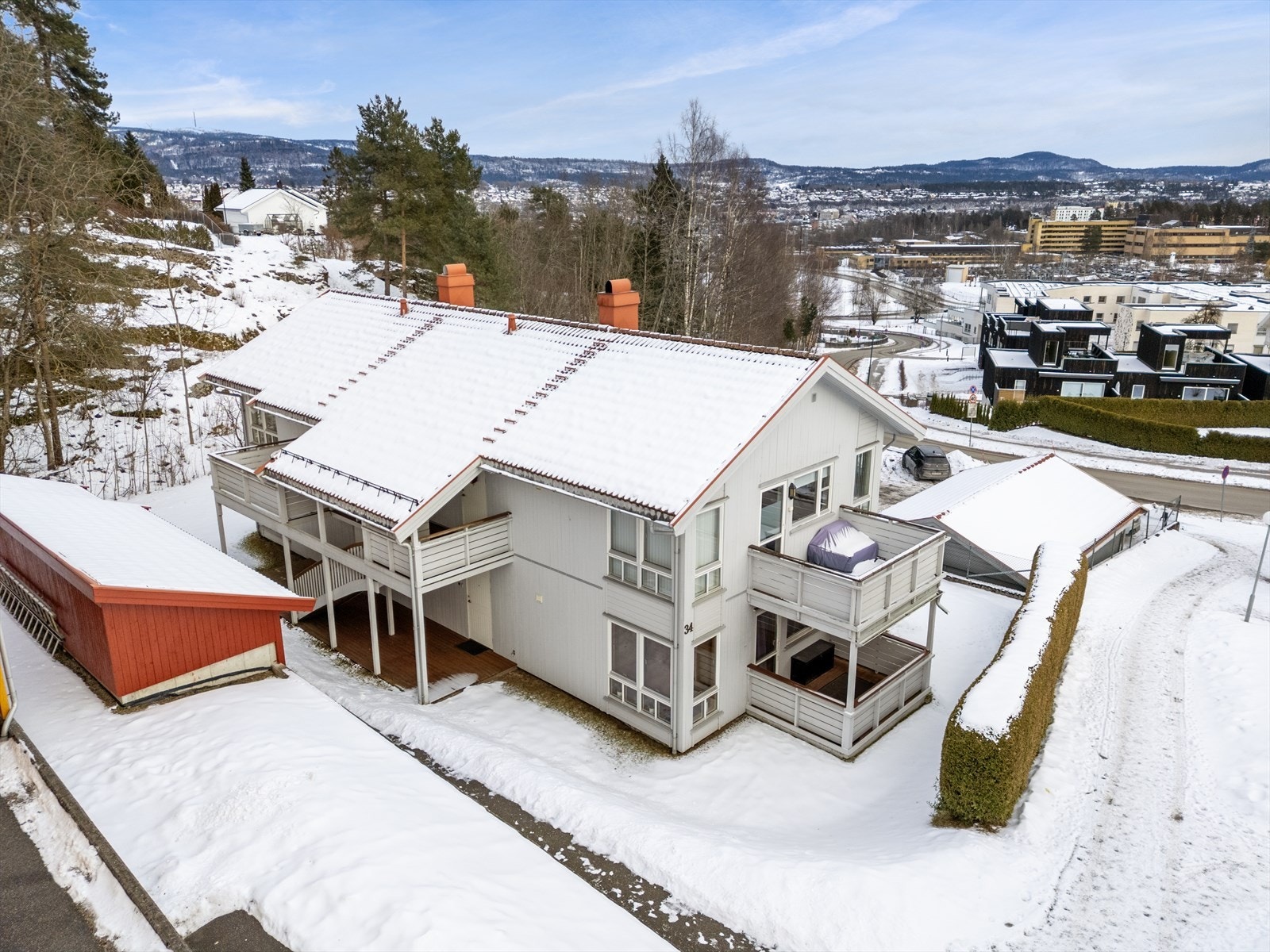 I nærområdet finnes det flere dagligvareforretninger, barnehager og skoler, samt idrettsanlegg. Gode bussforbindelser og flere fine turområder i nærmiljøet! Galleribilde