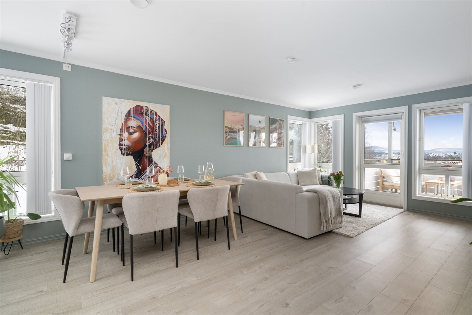 Leiligheten fremstår lys og lettstelt, med god planløsning og pene overflater i delikate fargetoner. Innbydende stue med åpen kjøkkenløsning. Galleribilde