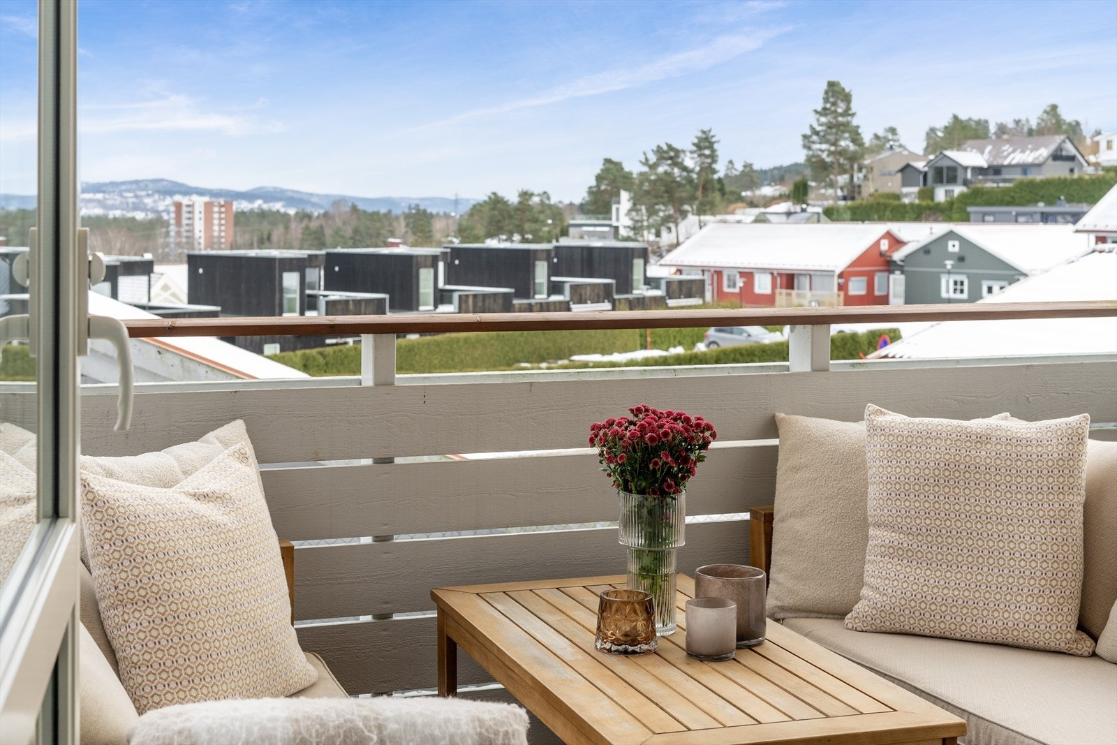 Romslig og delvis overbygget terrasse mot sydøst, med adkomst fra stuen. Terrassen ligger usjenert til, med fine solforhold og flott utsikt! Galleribilde